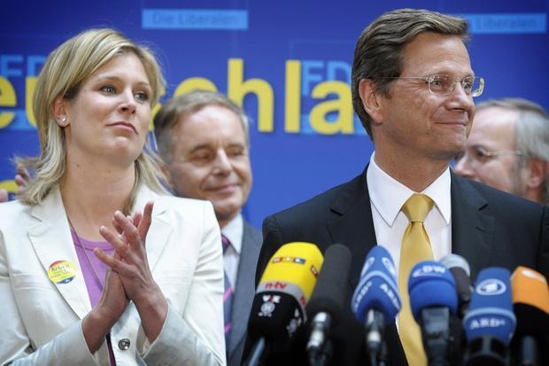 Die FDP-Spitzenkandidatin f&uuml;r die Europawahl, Silvana Koch-Mehrin, applaudiert nach Bekanntgabe der ersten Hochrechnung w&auml;hrend der FDP-Wahlparty in der Gesch&auml;ftsstelle der "Freien Demokratischen Partei" in Berlin neben dem Parteivorsitzenden Guido Westerwelle.