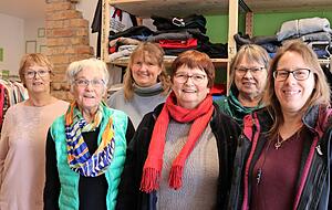 Das „Spendenlädle“ am Oberen Markt liegt ihnen am Herz. Hier wirken Ehrenamtliche wie (von links) Gabi Michalowski, Emmi Möller, Petra Hilbring, Elfriede Liebl, Bärbel Schiedel und Susanne Domino. Foto: Bettina Hachenberg Das „Spendenlädle“ am Oberen Markt liegt ihnen am Herz. Hier wirken Ehrenamtliche wie (von links) Gabi Michalowski, Emmi Möller, Petra Hilbring, Elfriede Liebl, Bärbel Schiedel und Susanne Domino. Foto: Bettina Hachenberg
