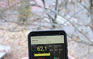 Per Handy-App misst der Anwohner den L&auml;rm auf seinem Balkon.
Foto: Friese