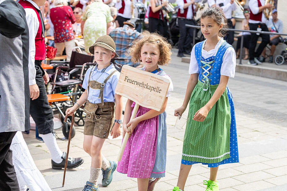 Beim Halten des Umzugs w&auml;hrend des Kuckucksholens in M&uuml;hlbach wird getanzt und mehrere Lieder gesungen.
