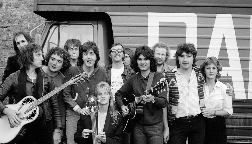 Undatiertes Foto von Paul McCartney (Mitte links), neben seiner Frau Linda, mit den Bandkollegen von Wings.