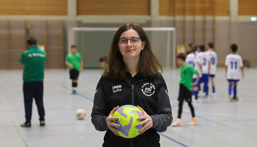 Sofie Obenland trainiert nicht nur die weibliche C- und B-Jugend des SC Ilsfeld, sondern engagiert sich etwa auch in der Turnieraufsicht der Hallenbezirksmeisterschaften. Sofie Obenland trainiert nicht nur die weibliche C- und B-Jugend des SC Ilsfeld, sondern engagiert sich etwa auch in der Turnieraufsicht der Hallenbezirksmeisterschaften.