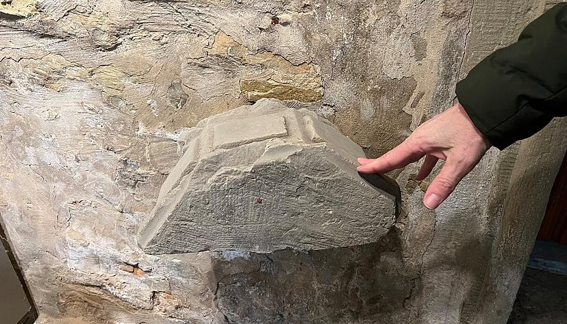 In der Eppinger Mikwe ist ein Stein ausgestellt, von dem man annimmt, dass er von der neuen Synagoge in der Kaiserstraße stammt. Diese wurde in der Reichspogromnacht 1939 zerstört. In der Eppinger Mikwe ist ein Stein ausgestellt, von dem man annimmt, dass er von der neuen Synagoge in der Kaiserstraße stammt. Diese wurde in der Reichspogromnacht 1939 zerstört.