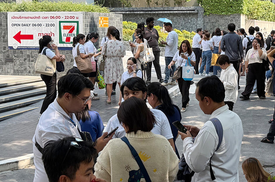 Wegen eines Erdbebens haben Menschen in Bangkok ihre Häuser verlassen.