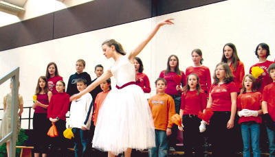 Anmutige T&auml;nzerin und feurige Salsa-Figuren