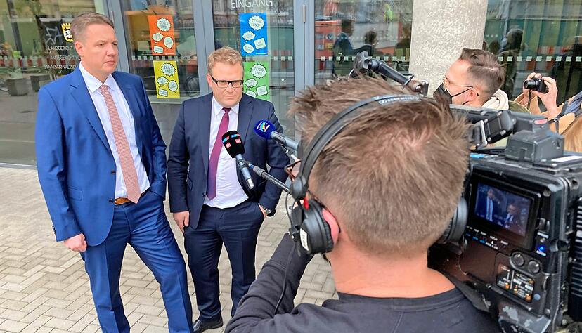 Die Verteidiger schauen ernst, doch sind hoch zufrieden: Steffen Lindberg (links) und Jörg Becker loben die Arbeit des Heidelberger Landgerichts.
Foto: Adrian Hoffmann Die Verteidiger schauen ernst, doch sind hoch zufrieden: Steffen Lindberg (links) und Jörg Becker loben die Arbeit des Heidelberger Landgerichts.
Foto: Adrian Hoffmann