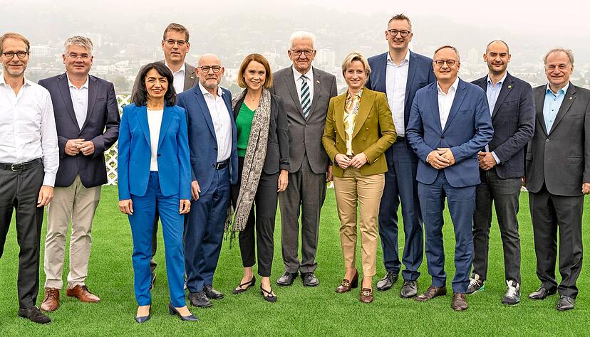 Ein Teil der Delegation aus Baden-Württemberg mit Ministerpräsident Winfried Kretschmann (Mitte). Erkenntnisse der Reise sollen nun zuhause umgesetzt werden, zum Beispiel geht es um mehr Speichermöglichkeiten für Energie.
Foto: Staatsministerium Baden-Württemberg/Jana Höffner