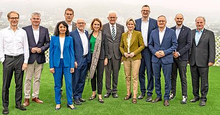 Ein Teil der Delegation aus Baden-Württemberg mit Ministerpräsident Winfried Kretschmann (Mitte). Erkenntnisse der Reise sollen nun zuhause umgesetzt werden, zum Beispiel geht es um mehr Speichermöglichkeiten für Energie.
Foto: Staatsministerium Baden-Württemberg/Jana Höffner