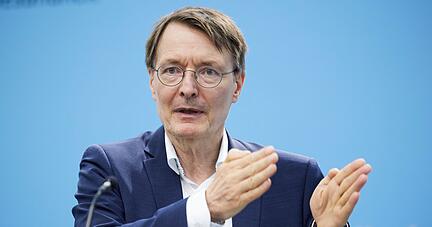 Laut Karl Lauterbach sind für den eigentlichen Prozess des Umbaus Hilfen «aus Mitteln von Bund und Ländern» in Aussicht gestellt.