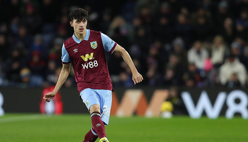 Abwehrspieler Ameen Al-Dakhil soll vom FC Burnley zum VfB Stuttgart wechseln. Abwehrspieler Ameen Al-Dakhil soll vom FC Burnley zum VfB Stuttgart wechseln.