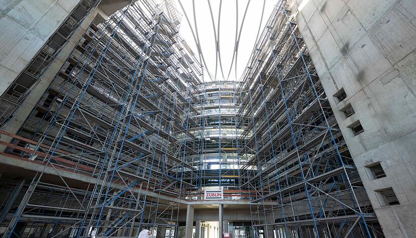 Das Areal der geplanten Klinik ist so gro&szlig; wie 112 Fu&szlig;ballfelder.