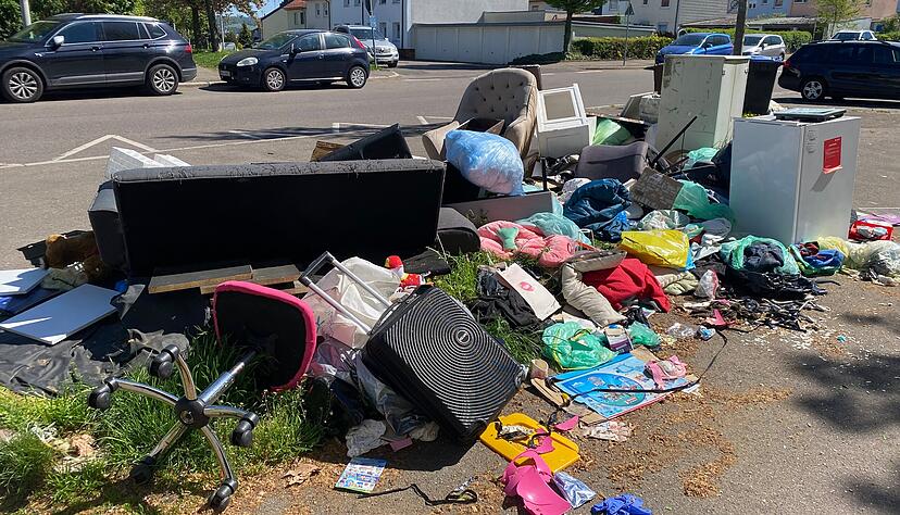 Dieser M&uuml;llberg direkt vor den T&uuml;ren der Gesch&auml;fte in der Sachsen&auml;ckerstra&szlig;e sorgt f&uuml;r Aufregung bei den Anwohnern. Solche Bilder sind in Heilbronn kein Einzelfall mehr.