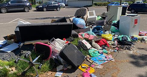 Dieser M&uuml;llberg direkt vor den T&uuml;ren der Gesch&auml;fte in der Sachsen&auml;ckerstra&szlig;e sorgt f&uuml;r Aufregung bei den Anwohnern. Solche Bilder sind in Heilbronn kein Einzelfall mehr.