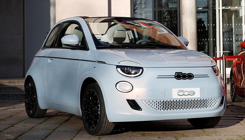 Die Zukunft wird elektrisch: Der neue Fiat 500 electric wird bei der offiziellen Präsentation vorgestellt.