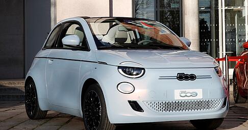 Die Zukunft wird elektrisch: Der neue Fiat 500 electric wird bei der offiziellen Präsentation vorgestellt.