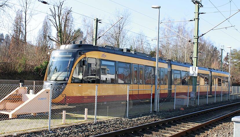 Diese Stadtbahn steht zwar auf dem Abstellgleis am Weinsberger Bahnhof, sie läuft aber trotzdem im Dauerbetrieb weiter. Für die Anwohner eine ständige Lärmquelle.