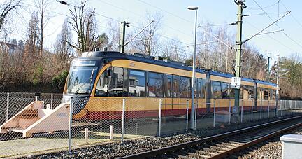 Diese Stadtbahn steht zwar auf dem Abstellgleis am Weinsberger Bahnhof, sie läuft aber trotzdem im Dauerbetrieb weiter. Für die Anwohner eine ständige Lärmquelle. Diese Stadtbahn steht zwar auf dem Abstellgleis am Weinsberger Bahnhof, sie läuft aber trotzdem im Dauerbetrieb weiter. Für die Anwohner eine ständige Lärmquelle.