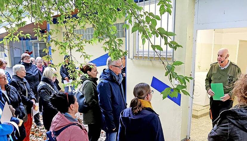 Bald stehen hier Betten: Auch im Erfrierungsschutz in der Neckarhalde gewinnen die Teilnehmer der Stadtführung Einblicke. Ein Schauspieler hat am Eingang darauf hingewiesen, dass man zeitig da sein muss, um einen Platz zu bekommen. Bald stehen hier Betten: Auch im Erfrierungsschutz in der Neckarhalde gewinnen die Teilnehmer der Stadtführung Einblicke. Ein Schauspieler hat am Eingang darauf hingewiesen, dass man zeitig da sein muss, um einen Platz zu bekommen.
