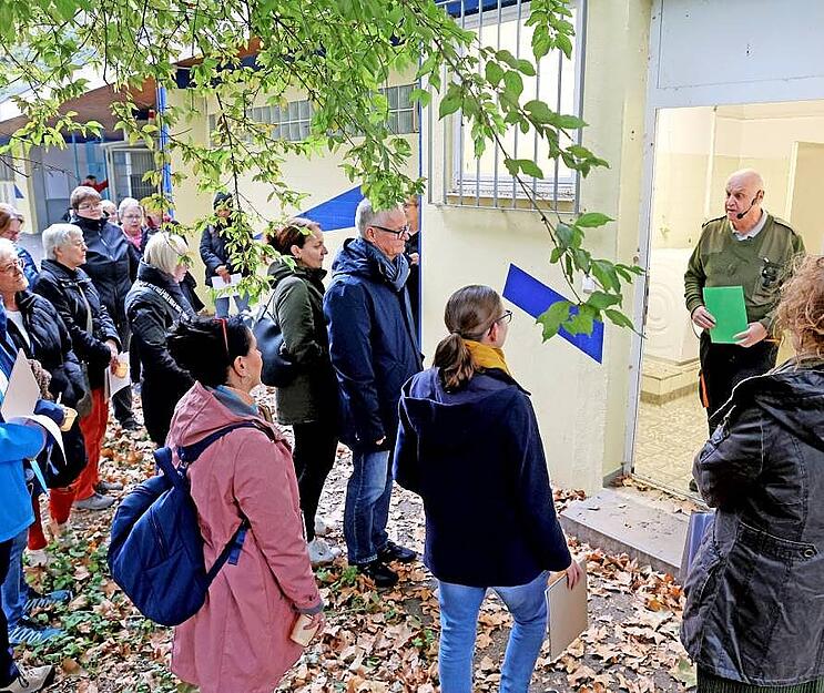 Bald stehen hier Betten: Auch im Erfrierungsschutz in der Neckarhalde gewinnen die Teilnehmer der Stadtführung Einblicke. Ein Schauspieler hat am Eingang darauf hingewiesen, dass man zeitig da sein muss, um einen Platz zu bekommen. Bald stehen hier Betten: Auch im Erfrierungsschutz in der Neckarhalde gewinnen die Teilnehmer der Stadtführung Einblicke. Ein Schauspieler hat am Eingang darauf hingewiesen, dass man zeitig da sein muss, um einen Platz zu bekommen.