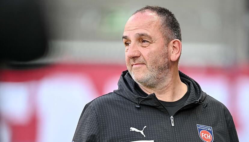 Trainer Frank Schmidt muss in Heidenheim eine fast aussichtslose Situation moderieren.