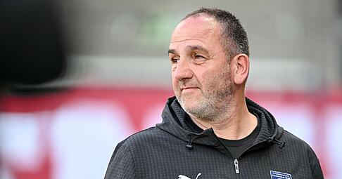 Trainer Frank Schmidt muss in Heidenheim eine fast aussichtslose Situation moderieren.