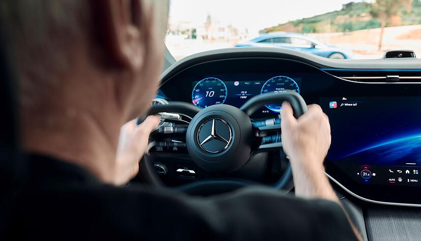 Hightech-Cockpit mit Superscreen: Der neue Bildschirm digitalisiert die Bedienung, w&auml;hrend analoge Bedienelemente am Lenkrad ein Comeback feiern.