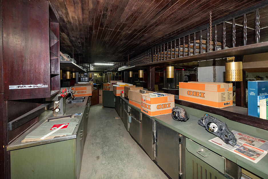 Auf der geräumigen Bar finden 2020 Bücherkartons Platz. Ein paar alte Krüge gibt es auch.