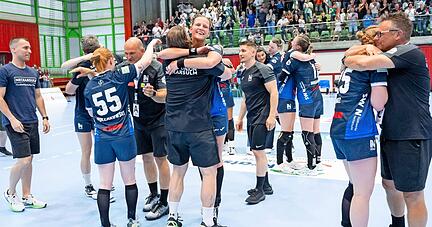 Erleichterung, wohin das Auge reicht. Nach Spielschluss und dem erfolgreichen Klassenerhalt wurde sich bei der Sport-Union Neckarsulm viel umarmt und viel geherzt.
Fotos: Christiana Kunz