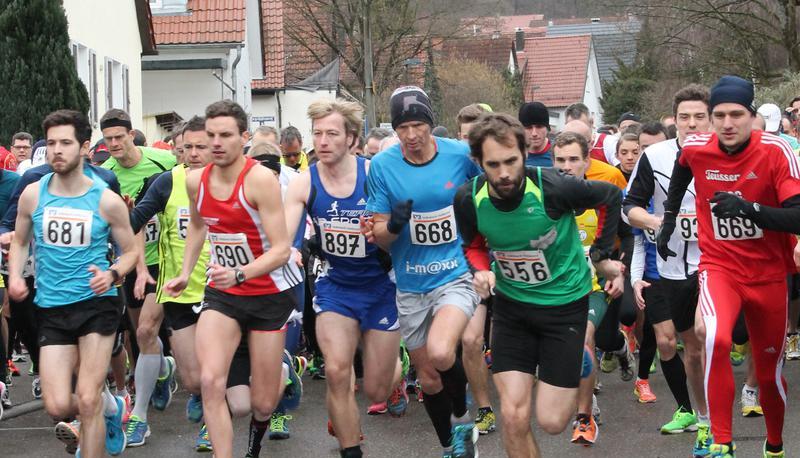 Ein Gerangel beim Start: 460 Läufer begeben sich auf die Zehn- und Fünf-Kilometer-Strecke beim Wettbewerb in Weinsberg.
Foto: Margit Stöhr-Michalsky Ein Gerangel beim Start: 460 Läufer begeben sich auf die Zehn- und Fünf-Kilometer-Strecke beim Wettbewerb in Weinsberg.
Foto: Margit Stöhr-Michalsky