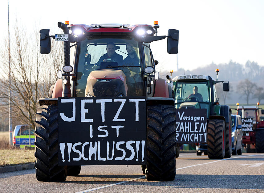 Bauernprotest: Landwirte versammeln sich am Sinsheimer Stadion