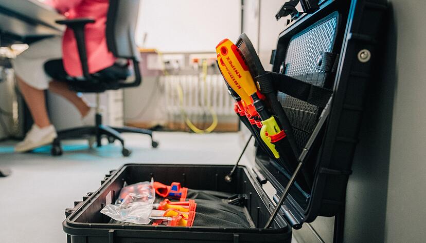 Praktisch, wenn alle Werkzeuge übersichtlich in einem Koffer untergebracht und somit sofort griffbereit sind. Praktisch, wenn alle Werkzeuge übersichtlich in einem Koffer untergebracht und somit sofort griffbereit sind.