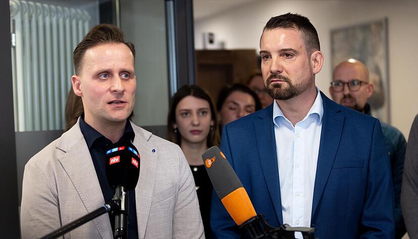 Ein weiterer Kl&auml;ger, der 46 Jahre alter Gesch&auml;ftsf&uuml;hrer Daniel Oryan (links), sprach bei dem Termin von &laquo;Kommunikation Null&raquo;.