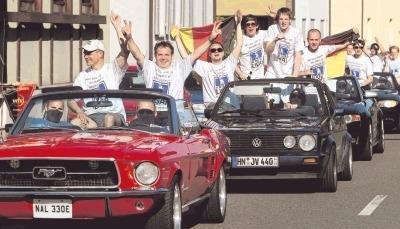 Die Spieler und Funktion&auml;re des SV Leingarten feierten nach dem letzten Spieltag die Meisterschaft in der Kreisliga A3 und den Sieg im Bezirkspokalfinale mit einem Autokorso.Foto: Andreas Veigel