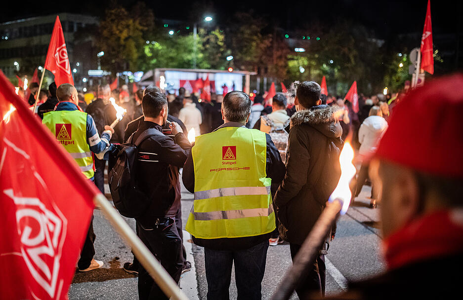 In Stuttgart sind die Mitarbeiter des Porsche-Werks am Streik der IG Metall beteiligt.