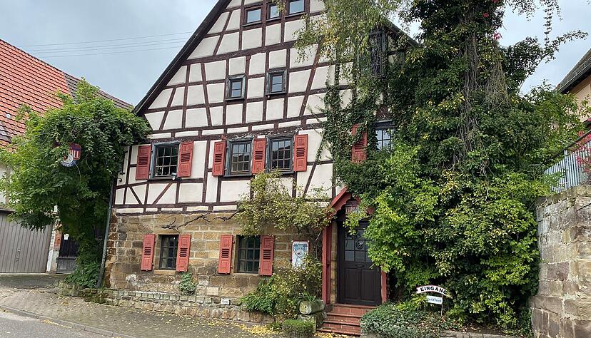 Die Gebäude des Antiquitätenhandels von John Birchall sind ortsbildprägend für Cleversulzbach. Bis 2006 lebte der Engländer auch hier. Die Gebäude des Antiquitätenhandels von John Birchall sind ortsbildprägend für Cleversulzbach. Bis 2006 lebte der Engländer auch hier.