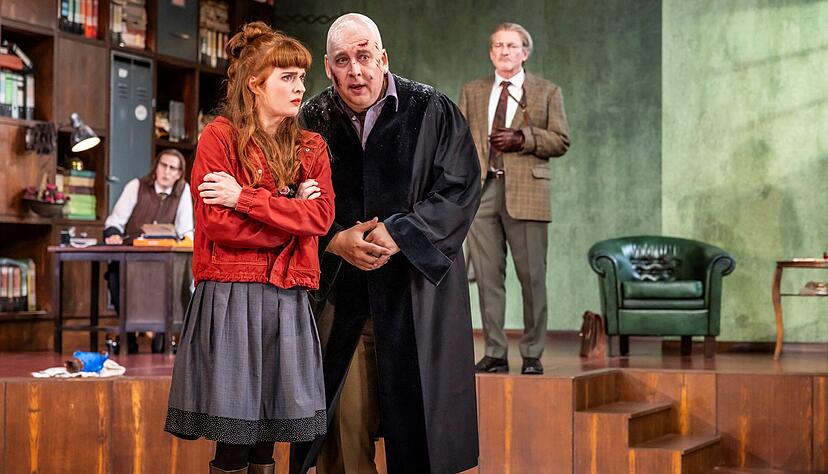 Dorfrichter Adam (Oliver Firit, Mitte) muss einen Prozess leiten, in dem er selbst der Schuldige ist. Er setzt Eve (Cosima Fischlein) unter Druck und will auch Gerichtsrat Walter (Stefan Eichberg, rechts) um den Finger wickeln.