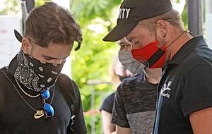 Maskenpflicht und Einlasskontrolle am Eingang zur Eishalle.