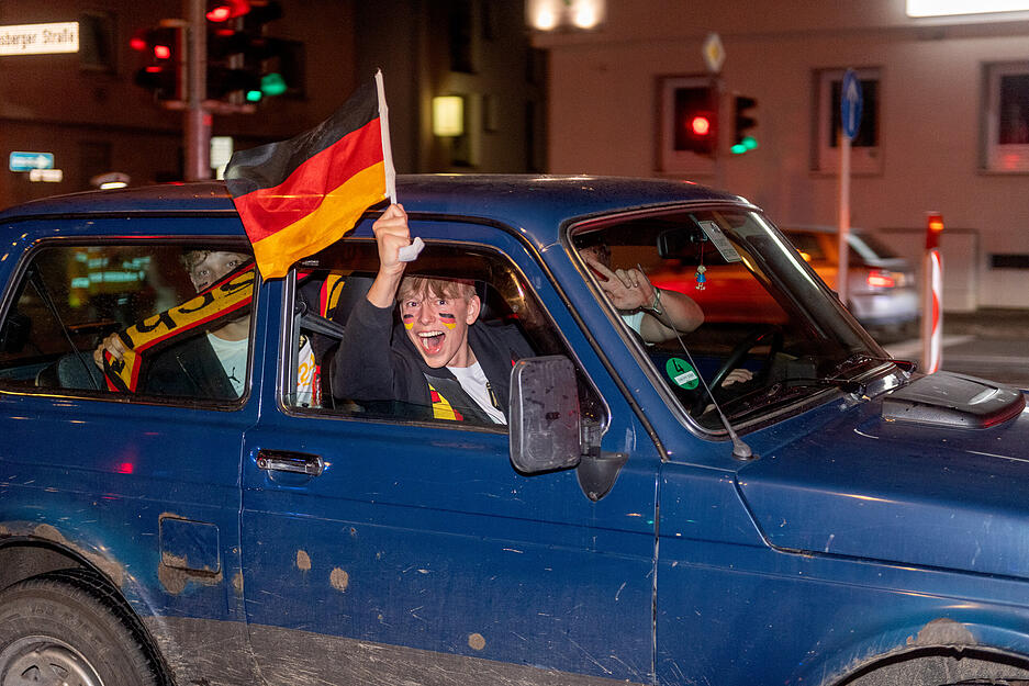 Freude über den Sieg der deutschen Nationalmannschaft gegen Schottland.