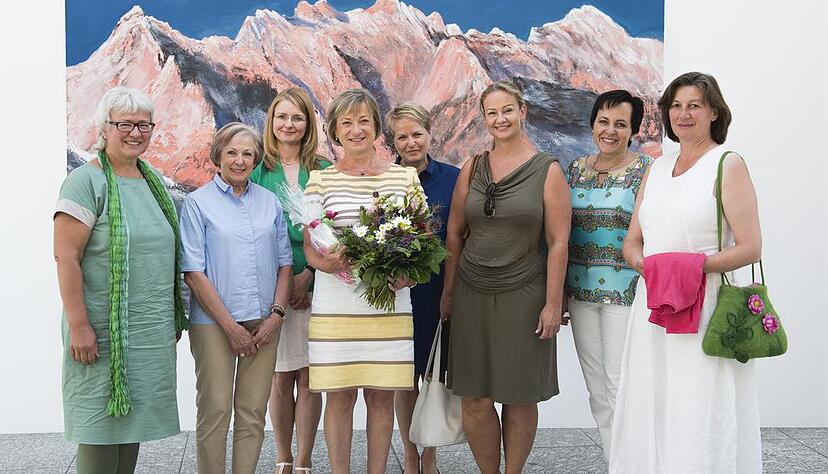 C. Sylvia Weber (links) ehrte Regine Gaerte (Mitte mit Blumenstrauß) als zweimillionste Besucherin im Museum Würth in Künzelsau-Gaisbach. Foto: Würth C. Sylvia Weber (links) ehrte Regine Gaerte (Mitte mit Blumenstrauß) als zweimillionste Besucherin im Museum Würth in Künzelsau-Gaisbach. Foto: Würth