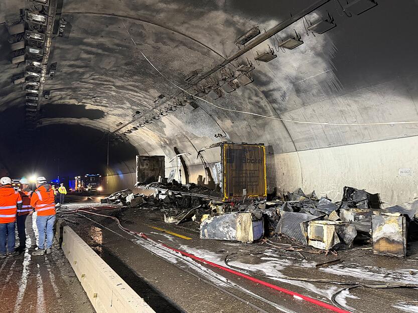 Im Engelbergtunnel zeigt sich nach dem Feuer ein Bild der Verw&uuml;stung: Der Lkw-Anh&auml;nger sowie die transportierten K&uuml;hlschr&auml;nke sind verkohlt.