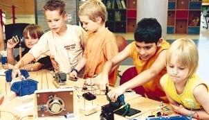 Strom kann man zwar nicht sehen. Aber wenn er fließt, bewegt sich etwas, leuchtet etwas, hört man etwas. Dazu machten die Kinder Experimente.Foto: Guido Sawatzki