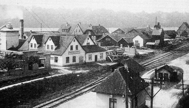 Das Bild entstand Ende der 30er Jahre und zeigt vorn den kleinen Bahnhof. Jenseits der Schienen die ehemalige Stuhlfabrik Bayer.Foto: Archiv/Heimatbuch Hardthausen