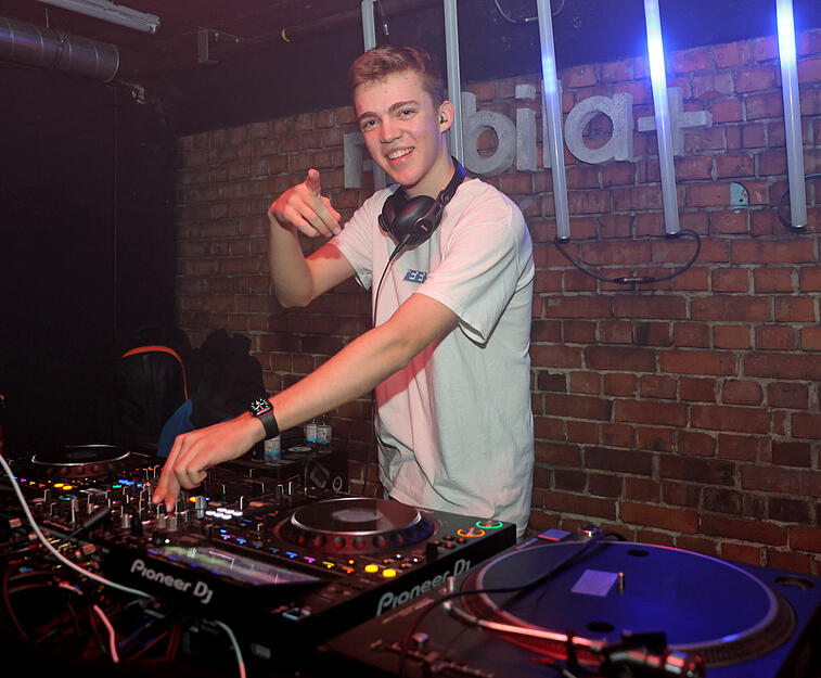 Zu früherer Stunde: Feiernde bei der Early Bird Party im Mobilat Zu früherer Stunde: Feiernde bei der Early Bird Party im Mobilat