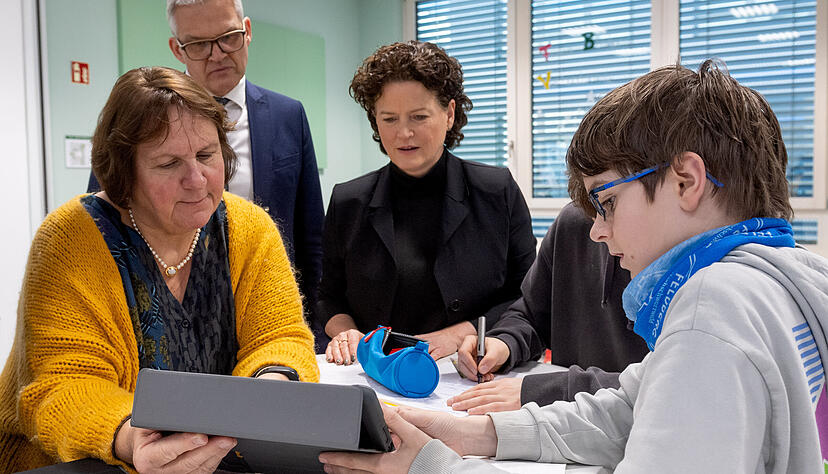 Ein Schüler erklärt, wie er mit dem iPad arbeitet: Kultusministerin Theresa Schopper besucht die Franz-Binder-Verbundschule in Neckarsulm.