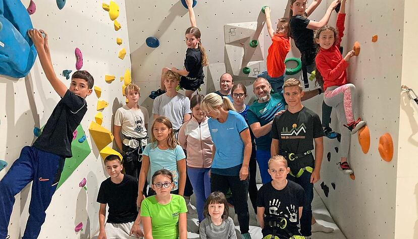 An der neuen Boulderwand im Sportzentrum k&ouml;nnen sich Kletterfans auch ohne Seil austoben. Eine Fallschutzmatte sorgt f&uuml;r Sicherheit.
Foto: J&ouml;rg K&uuml;hl