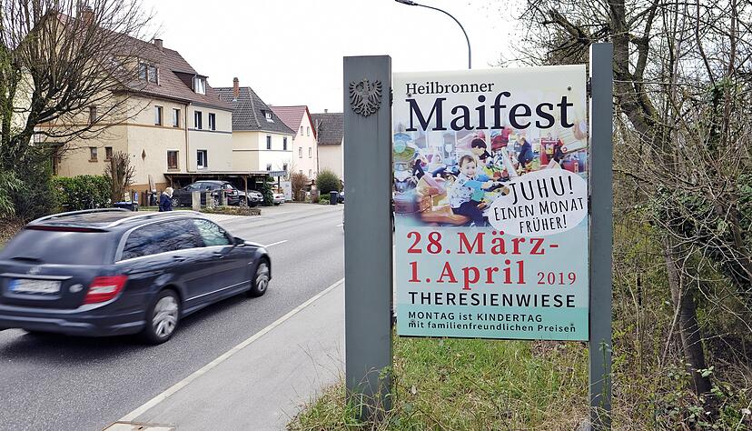 Un&uuml;bersehbar: Das Heilbronner Maifest beginnt dieses Jahr bereits im M&auml;rz. Manche meinen, es sollte besser "Fr&uuml;hlingsfest" hei&szlig;en. Foto: Dennis Mugler