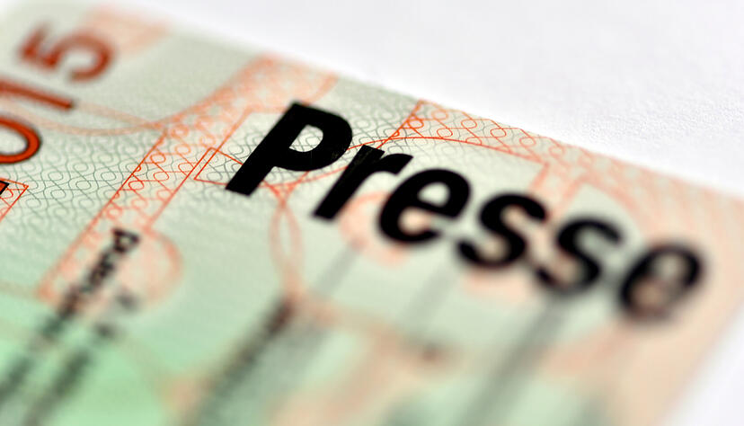 Das Foto zeigt einen Presseausweis des Deutschen Journalisten Verbandes. Die Organisation Reporter ohne Grenzen (RSF) hat Deutschland in der weltweiten „Rangliste der Pressefreiheit“ erneut herabgestuft.