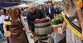 Ein Foto aus freudvollen Tagen: Unter den Augen von Bürgermeister Torsten Kunkel stechen die Württemberger Bierhoheiten vor dem Rathaus das Fass an.