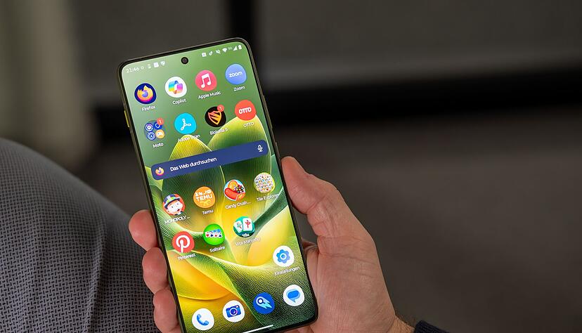 Klasse: Das 6,67 Zoll gro&szlig;e OLED-Display ist sch&ouml;n hell und hat nur einen ganz schmalen Rand. Wie schade, dass die ganzen Spiele- und Shopping-Apps ungefragt auf das Telefon geladen wurden.