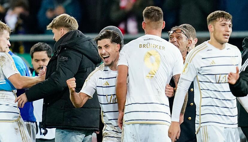 Drittligist Saarbrücken schaffte gegen die Bayern die Sensation. Drittligist Saarbrücken schaffte gegen die Bayern die Sensation.